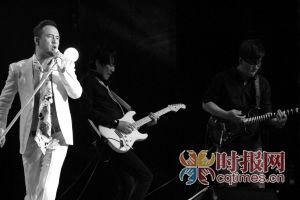 杨坤卖力演唱