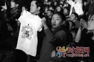 现场一位歌迷亮出了“杨32郎”T恤.jpg