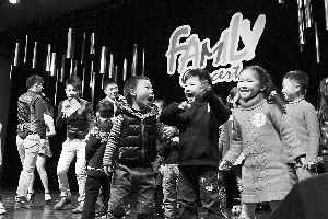 家庭音乐会的小观众们上台与AHA人声乐团同台表演《Pretty Baby》。