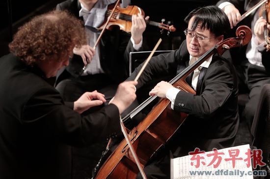 昨日，上海音乐厅，著名指挥家斯蒂凡·马尔祖（左）与著名大提琴家王健（右）演奏舒伯特《B小调第八交响曲》。 早报记者 徐晓林 图