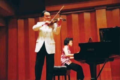 潘寅林夫妇在演奏会上 王志忠摄