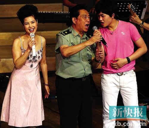 李双江一家三口曾经一起同台演出，温馨甜蜜。