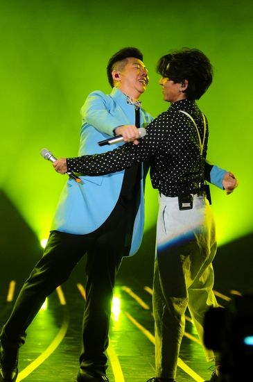 羽·泉组合，胡海泉（左）还兼任节目主持人。