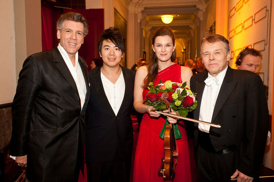 男中音托马斯·汉普森、钢琴家郎朗、小提琴家珍妮·杨森、指挥杨松斯（从左至右）合影