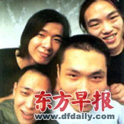 1997年成立的戈多乐队阵容已几经变动。戈多乐队与顶楼的马戏团、Junkyard三支上海摇滚乐队在2002年首次登上迷笛音乐节的舞台。