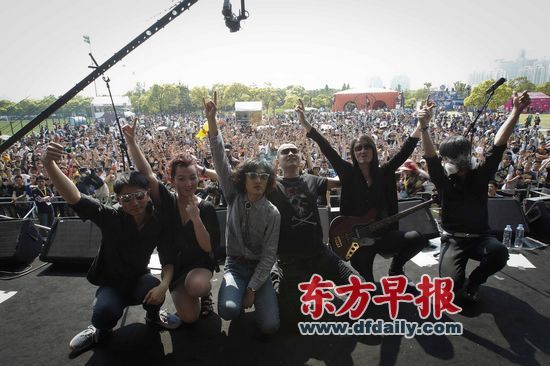 2010年成立的大悲乐队已连续上了两年迷笛音乐节。图右二为队长小魏，右三为主唱华罗丹。早报记者 高征 图