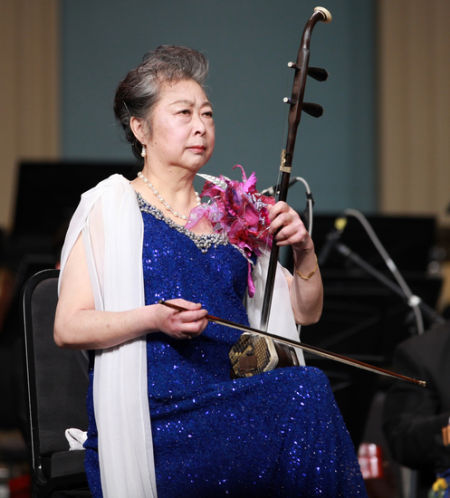 5月12日，闵惠芬在上海音乐厅“一江春水”音乐会上表演二胡。