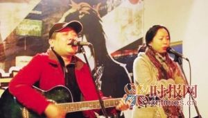 2009年，黄绮珊回到重庆和老虎一起唱歌