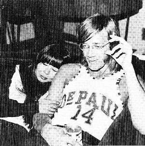 曼萨雷克与爱妻桃乐西·富士川。 ▲ 专辑《洛杉矶女人》（1971） 专辑《大门》（1967） 