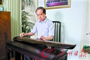 李祥霆于家中抚琴