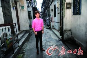 围墙外是一个古朴村落。