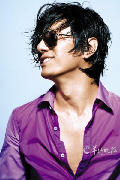 如今的郑钧从容淡定 