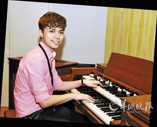 张敬轩从拍卖网站淘来了这架老风琴