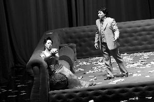 昨晚《茶花女》的表演中，巨型沙发创意获得观众一致的赞赏。早报记者 高剑平 图