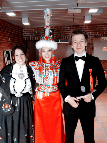 乌兰图雅与外国音乐人合影