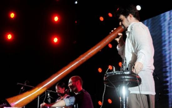 第四场“世界音乐荟”现场，Soundscape乐队的Renaud正在全情演奏迪吉里杜管 