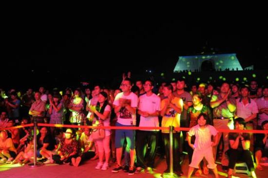 第四场“世界音乐荟”台下观众们正在欣赏世界音乐家们带来的精彩表演