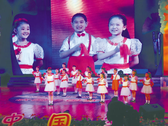 图为沈阳市青少年宫“红领巾少儿艺术团”的表演