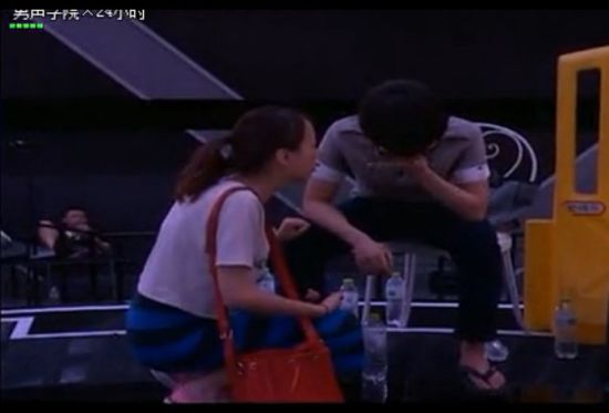 总导演马昊和华晨宇在沟通