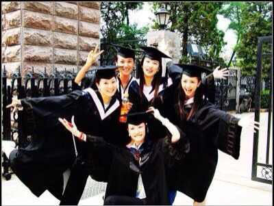 佟丽娅和小伙伴们毕业照