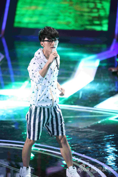 快乐男声全国总决赛9进8的比赛精彩上演,被誉为创作奇才的小强贾盛强