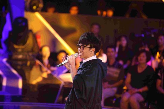 华晨宇动情演绎《亲爱的小孩》