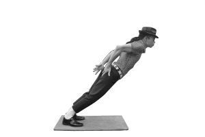 “凉茶哥”陈绍胜表演迈克尔·杰克逊的经典动作45度倾斜。　　信息时报实习生 胡瀛斌 记者 郭柯堂 摄 