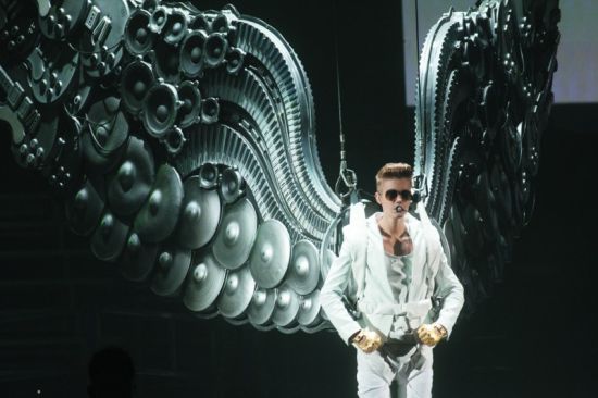 比伯演唱会的舞台背景创意十足。