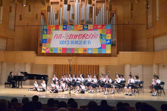 “圆梦空间”幸运琴童登台表演