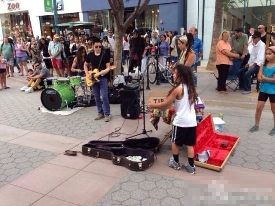 好声音冠军梁博美国街头献艺近照曝光