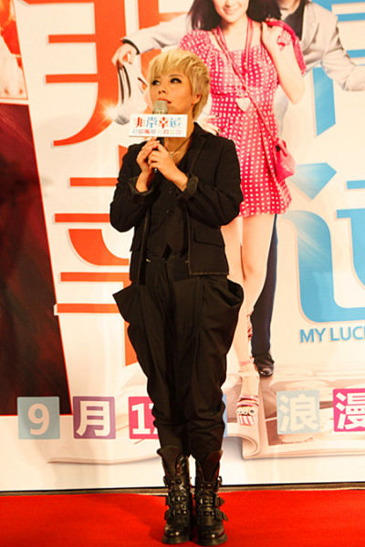 莫艳琳亮相电影首映会