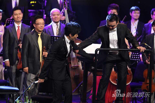 李健、赵兆牵手谢幕
