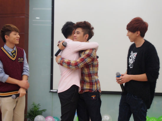 赵谨俨激动落泪与刘雨潼拥抱