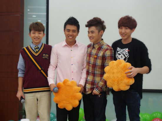 三人为刘雨潼送上“五仁月饼”