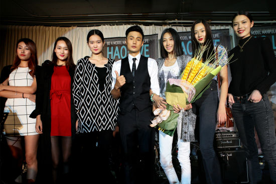 李荣浩和众模特