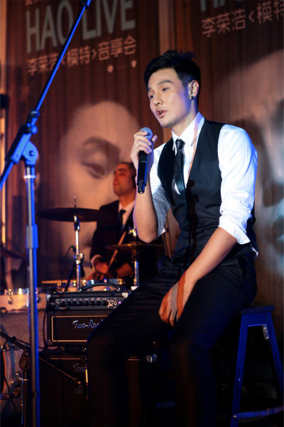 李荣浩现场深情演出