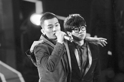 华晨宇和欧豪（左）成为新一届“快男”冠亚军。