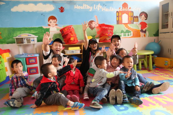 尹熙水与孩子们互动