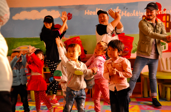 尹熙水与孩子们做游戏