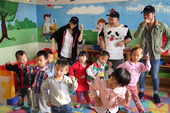 尹熙水与孩子们跳舞