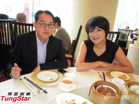 小提琴演奏家姚珏与丘亚葵商讨合作时