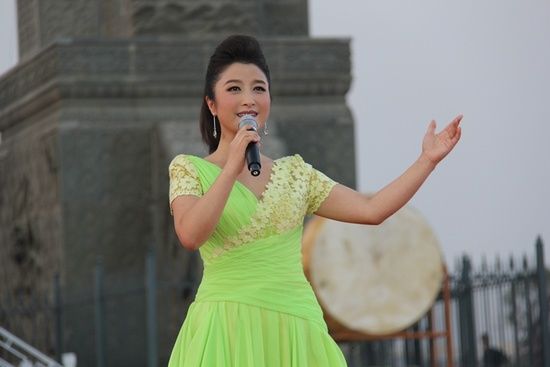 刘媛媛走基层重阳节唱《感恩》