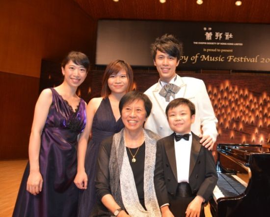 黄懿伦教授（中）李仲欣（右）第二排从左到右依次为学生李嘉龄、张纬晴、曾宪逸