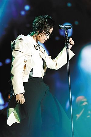 周笔畅出道8年家乡深圳首开唱