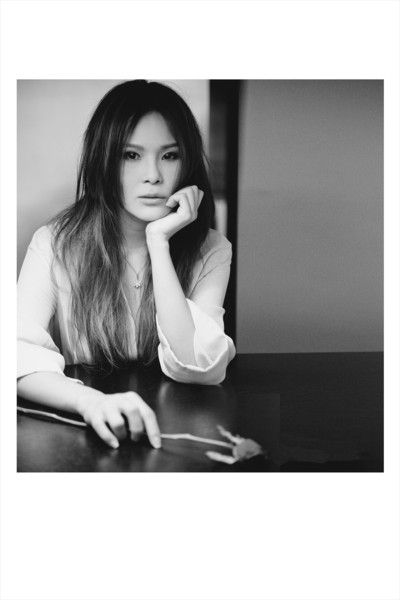 新专辑封面容颜大变，令网友质疑周蕙整容了。