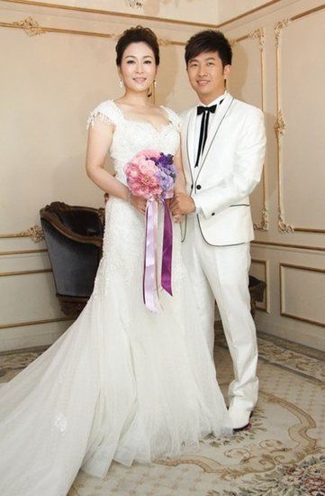 张秀卿和小12岁的男友王国赞的婚纱照