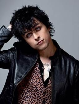 她将携手摇滚乐队绿日(green day)的主唱比利·乔(billiejoe),两人将  