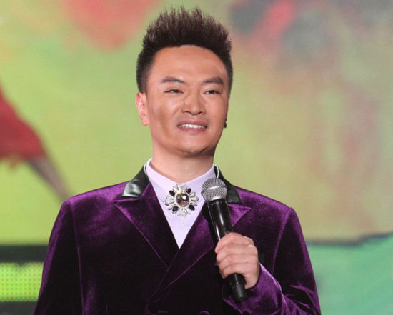 汤非助阵央视星光璀璨演唱会 连唱多首歌