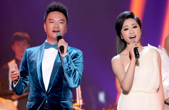 汤非助阵央视星光璀璨演唱会