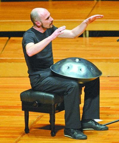 手碟演奏家克里斯坦·斯赫拉特 记者熊波 摄